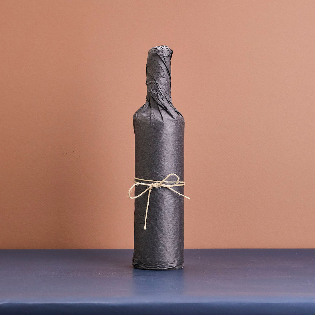 ITM541870 Mystery Single Bottle Burgundy Sloping Shape Transparent